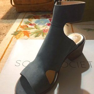 New in Box Ladies Sole Society Tally Slate Blue Suede Ankle Strap Sandals Size 8